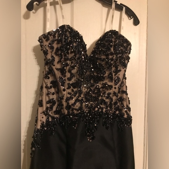 Preowned strapless beige/ sblk prom- formal dress size( 8 - Picture 4 of 16